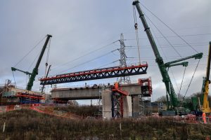 The-truss-being-moved-from-the-first-span-of-River-Tame-viaduct-rsz-300x200.jpg